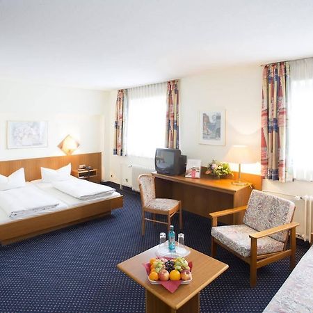 Trip Inn Hotel Frankfurt Airport Russelsheim Bagian luar foto