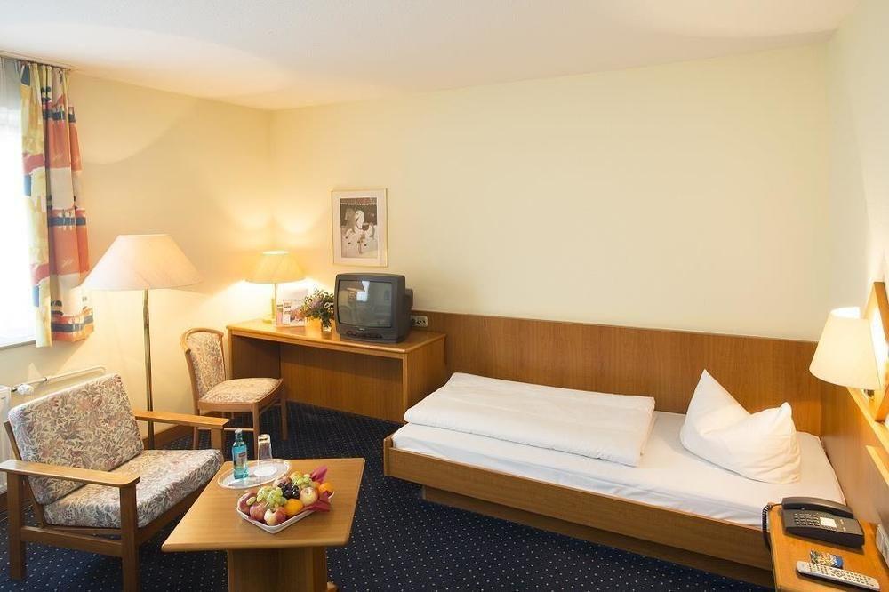 Trip Inn Hotel Frankfurt Airport Russelsheim Bagian luar foto