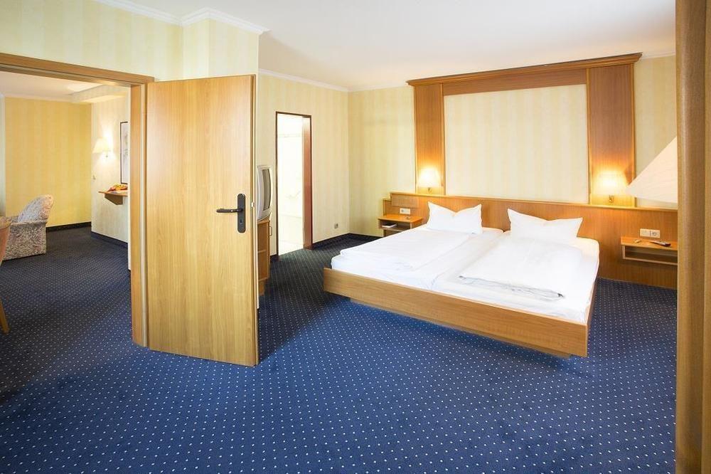 Trip Inn Hotel Frankfurt Airport Russelsheim Bagian luar foto