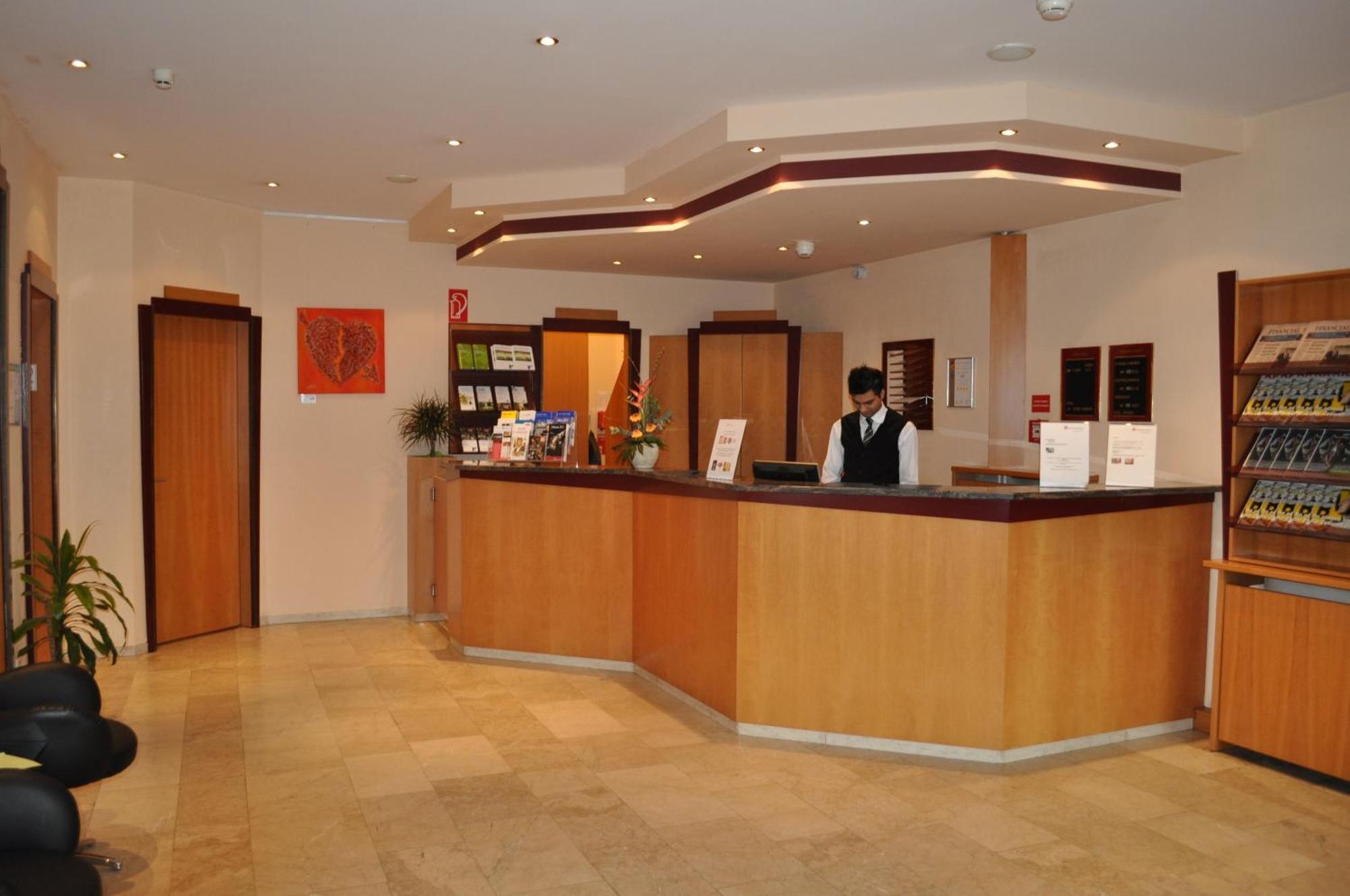 Trip Inn Hotel Frankfurt Airport Russelsheim Bagian luar foto