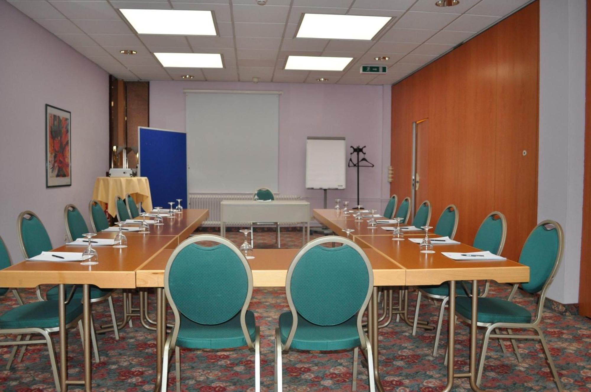 Trip Inn Hotel Frankfurt Airport Russelsheim Bagian luar foto