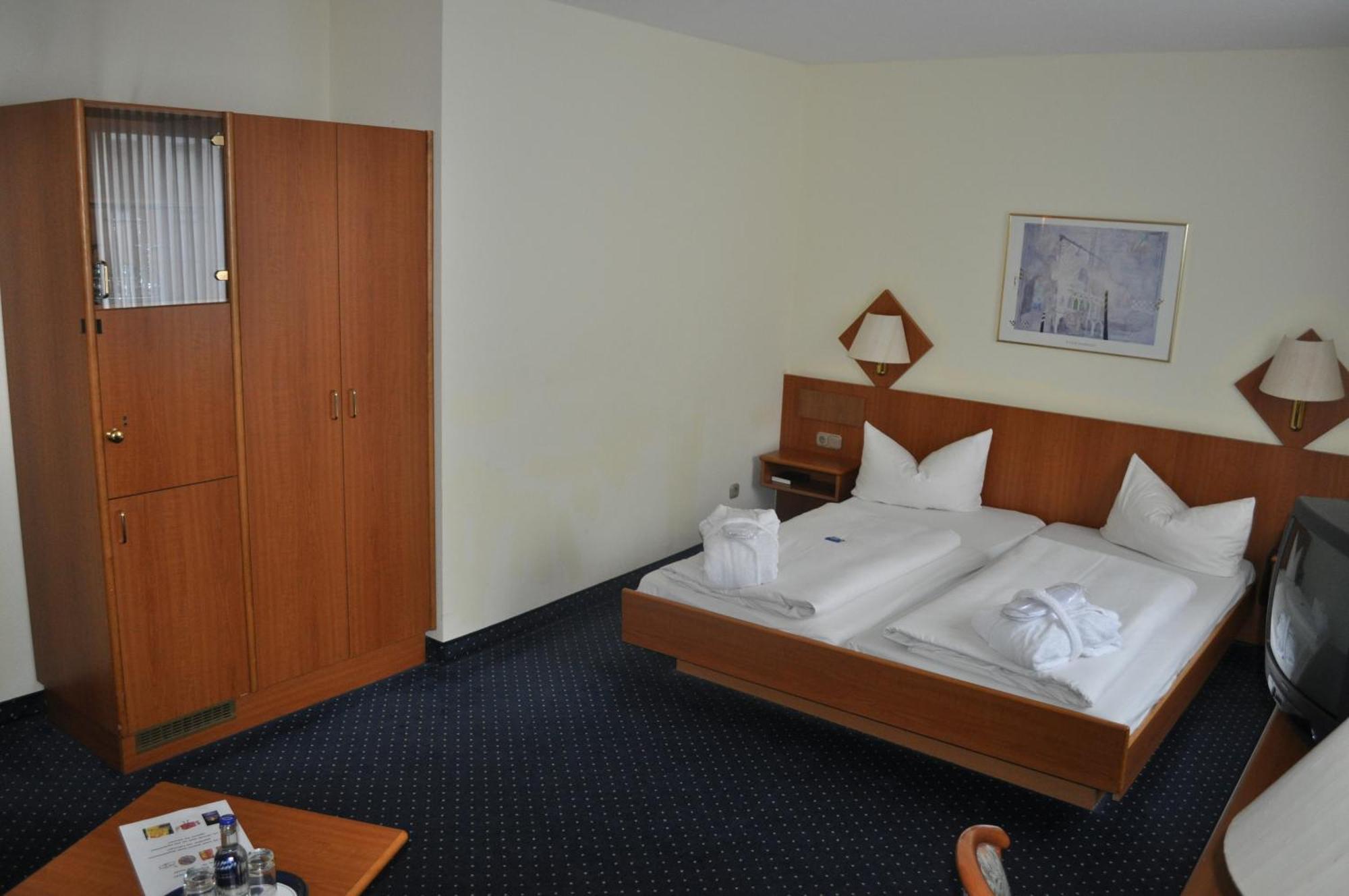 Trip Inn Hotel Frankfurt Airport Russelsheim Bagian luar foto