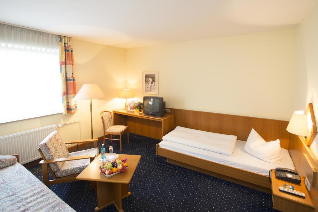 Trip Inn Hotel Frankfurt Airport Russelsheim Bagian luar foto