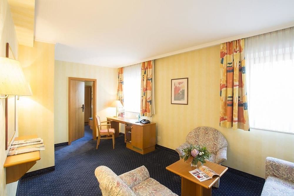 Trip Inn Hotel Frankfurt Airport Russelsheim Bagian luar foto