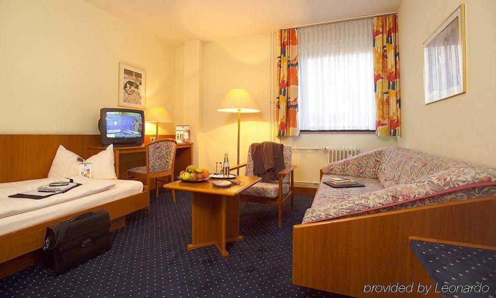 Trip Inn Hotel Frankfurt Airport Russelsheim Bagian luar foto