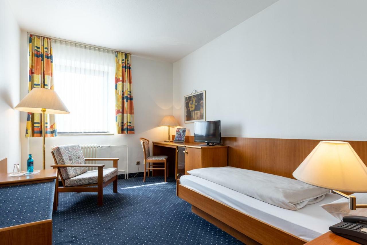 Trip Inn Hotel Frankfurt Airport Russelsheim Bagian luar foto