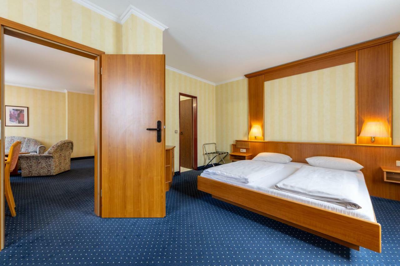 Trip Inn Hotel Frankfurt Airport Russelsheim Bagian luar foto