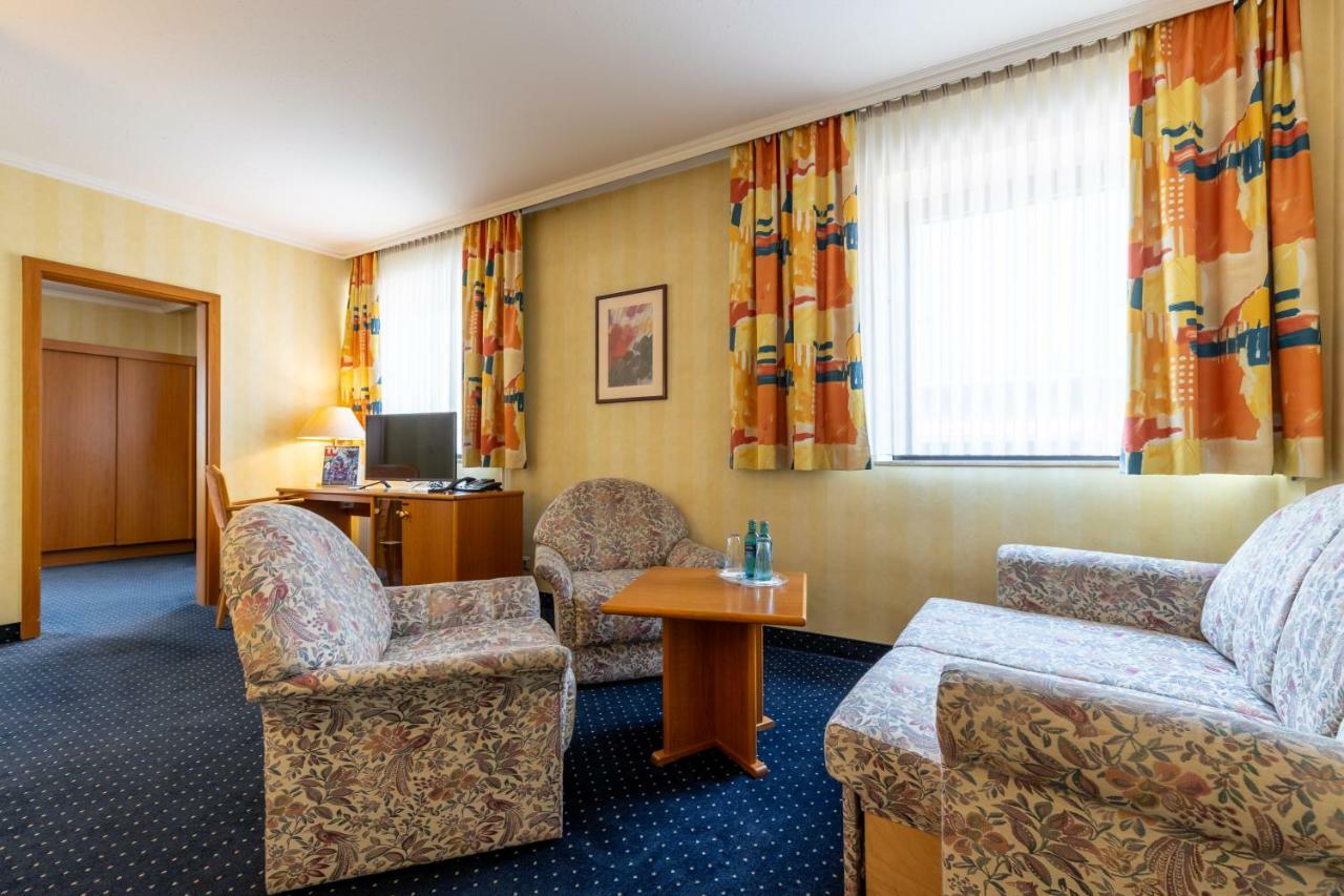 Trip Inn Hotel Frankfurt Airport Russelsheim Bagian luar foto