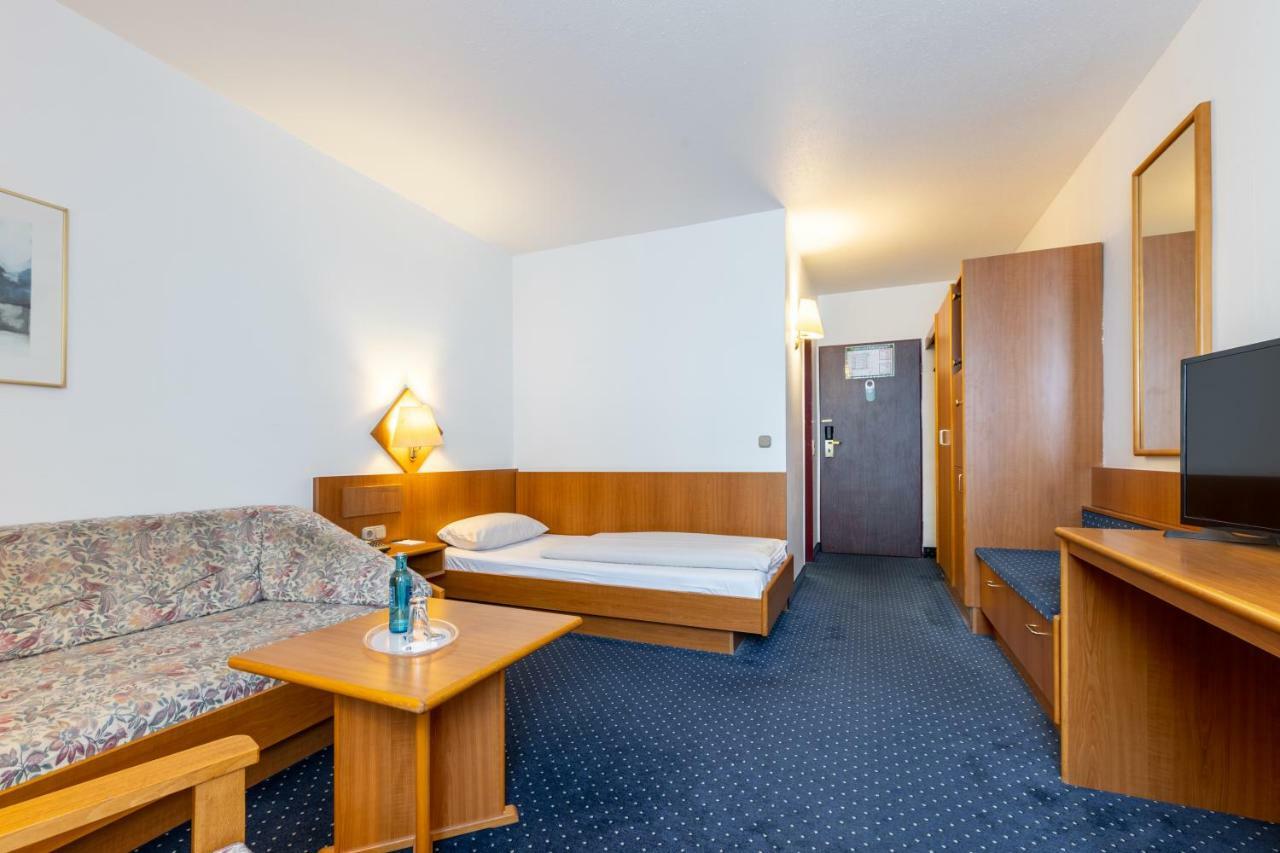 Trip Inn Hotel Frankfurt Airport Russelsheim Bagian luar foto