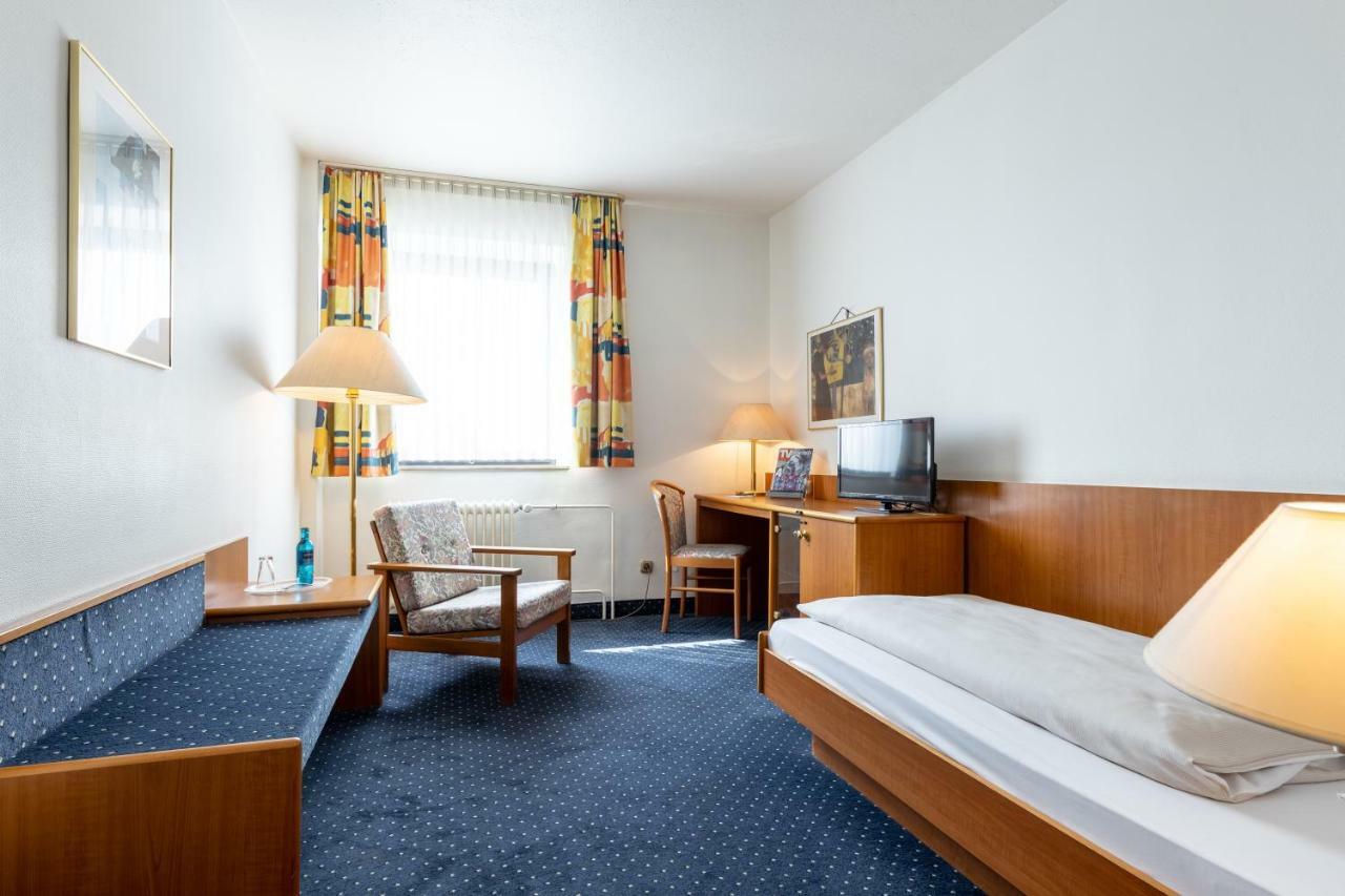 Trip Inn Hotel Frankfurt Airport Russelsheim Bagian luar foto