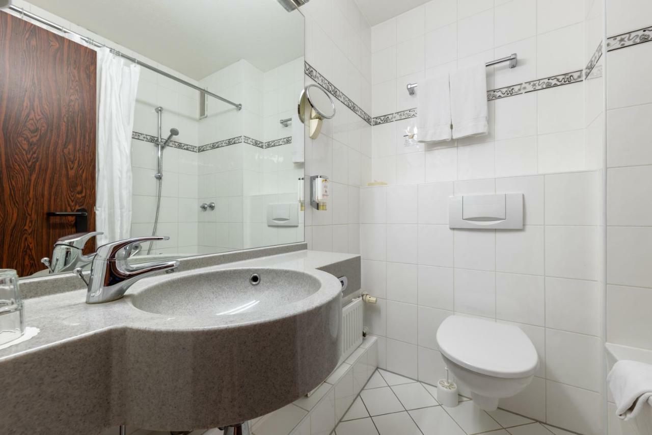 Trip Inn Hotel Frankfurt Airport Russelsheim Bagian luar foto