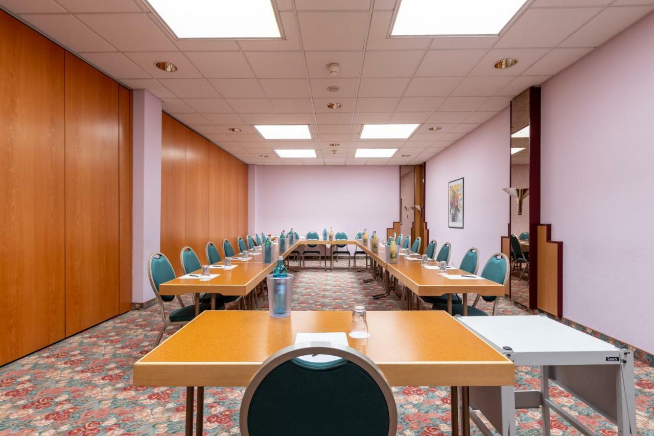 Trip Inn Hotel Frankfurt Airport Russelsheim Bagian luar foto