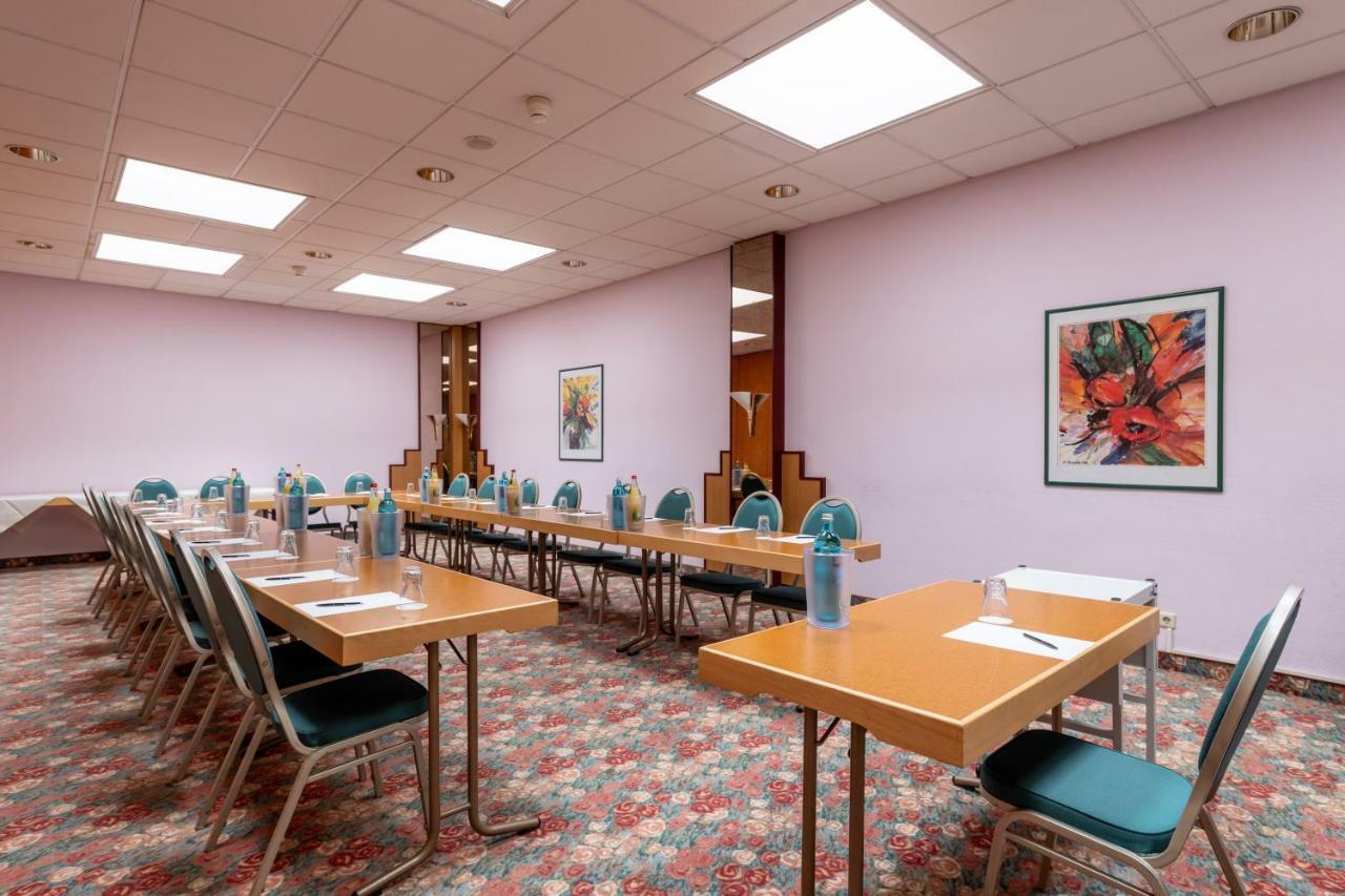 Trip Inn Hotel Frankfurt Airport Russelsheim Bagian luar foto