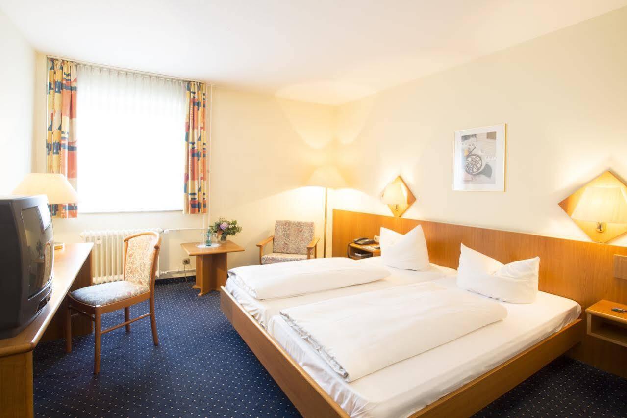 Trip Inn Hotel Frankfurt Airport Russelsheim Bagian luar foto