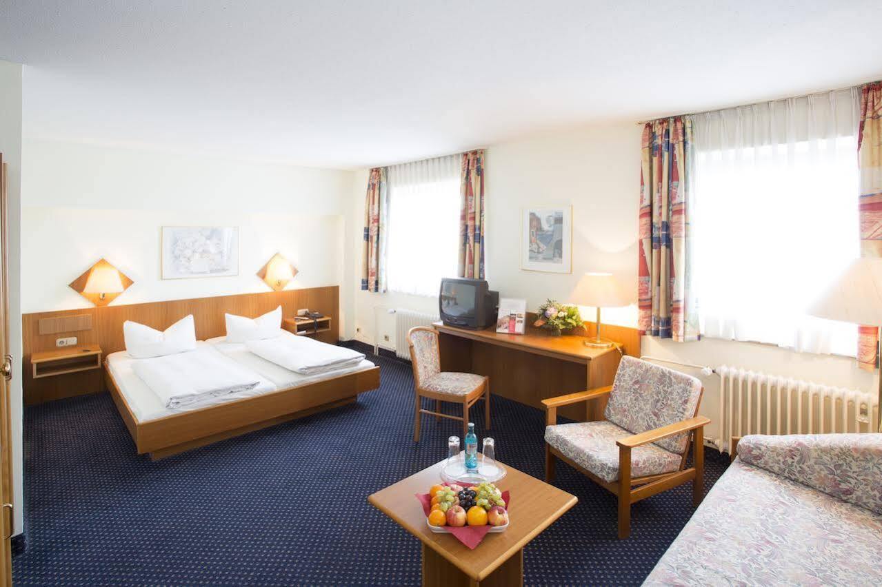 Trip Inn Hotel Frankfurt Airport Russelsheim Bagian luar foto